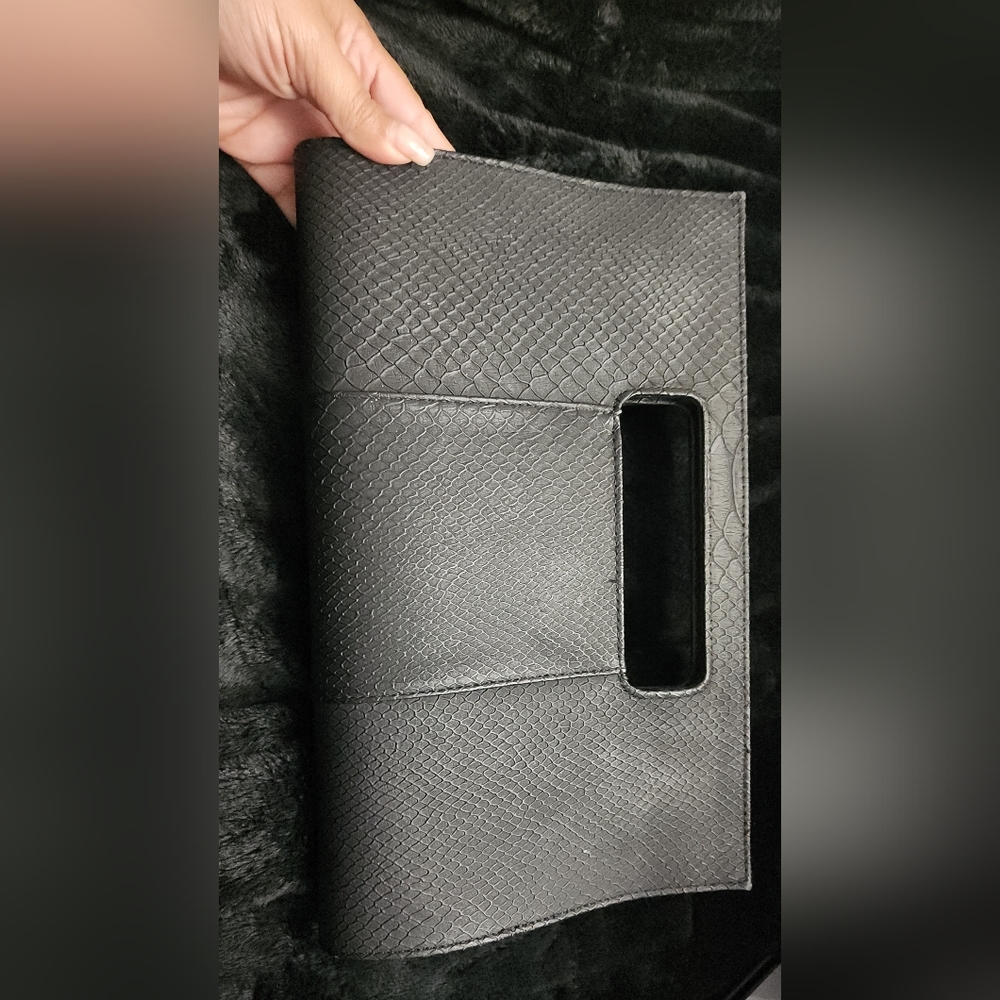 Black clutch